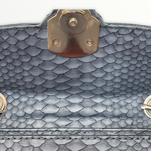 Guess Crossbody! - Picture 7 of 11